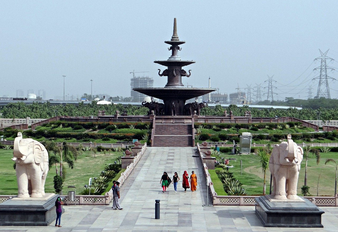 Rishikesh to Noida Taxi Service